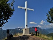 03 Alla croce di vetta del Monte Corno (1030 m) di Santa Croce 